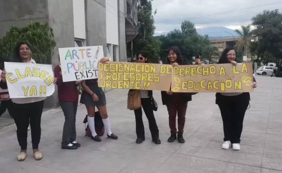 Reclaman por la falta de docentes en el Polivalente de Arte 