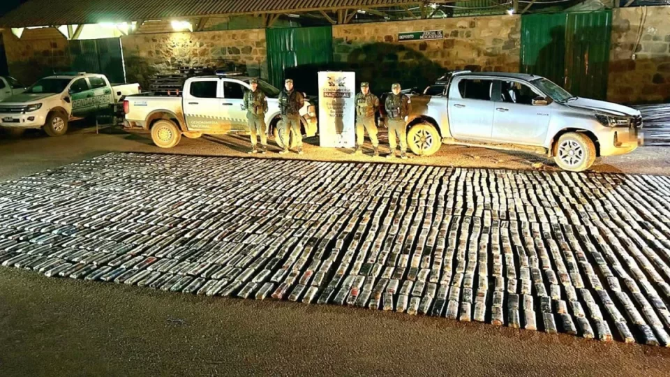 Encontraron una camioneta con 800 kilos de coca 