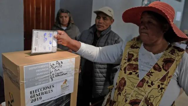 Convocan a los residentes bolivianos a empadronarse