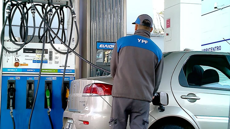 YPF bajará un 4% los precios del combustible