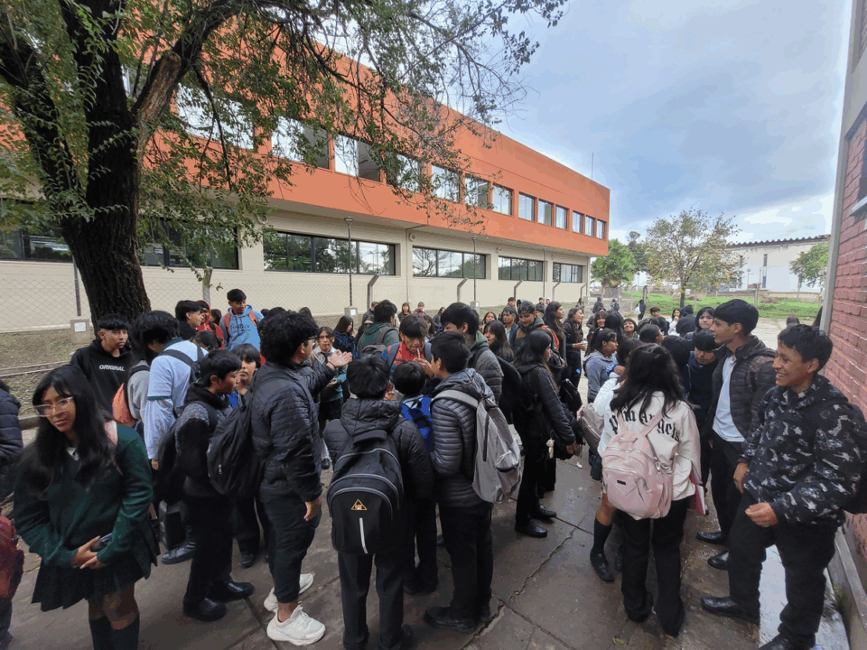Estudiantes realizaron una sentada por las condiciones edilicias