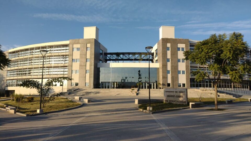 Demoras en la entrega de cargos docentes 