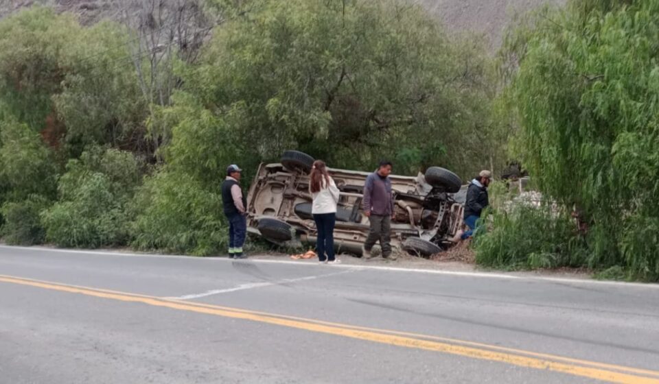 Una camioneta volcó en la Ruta 52 