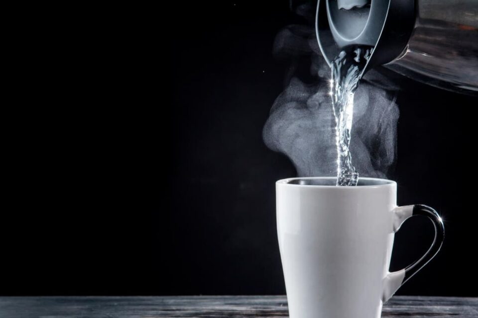 Tomar un vaso de agua tibia trae muchos beneficios