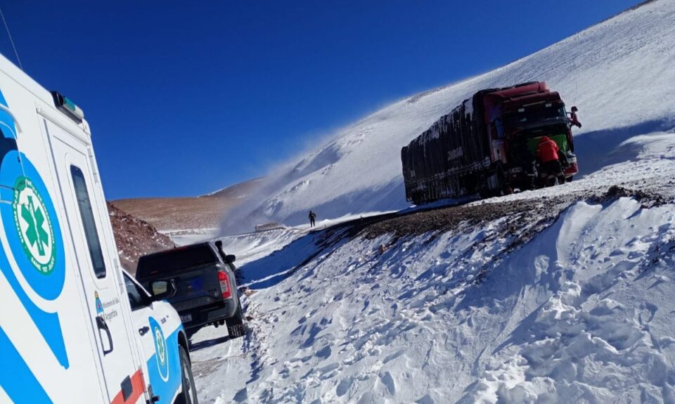 Paso de Jama: Asisten a más de 120 camioneros varados 