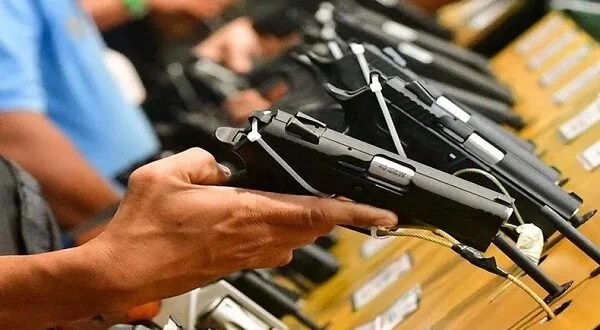 Eliminan por decreto control de armas