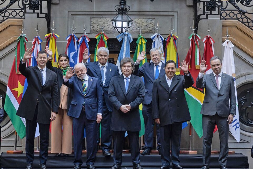 Milei amenazó con irse del Mercosur 
