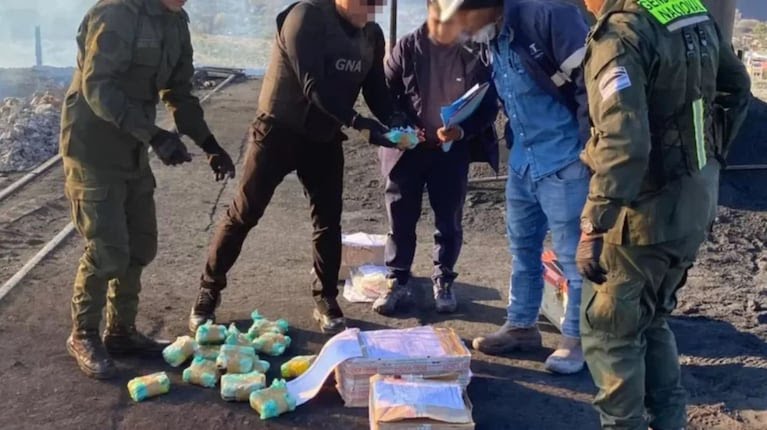 Mientras incineraban droga, hallaron ladrillos de plastilina