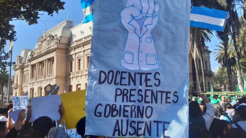 Docentes realizan un paro por 72 horas 