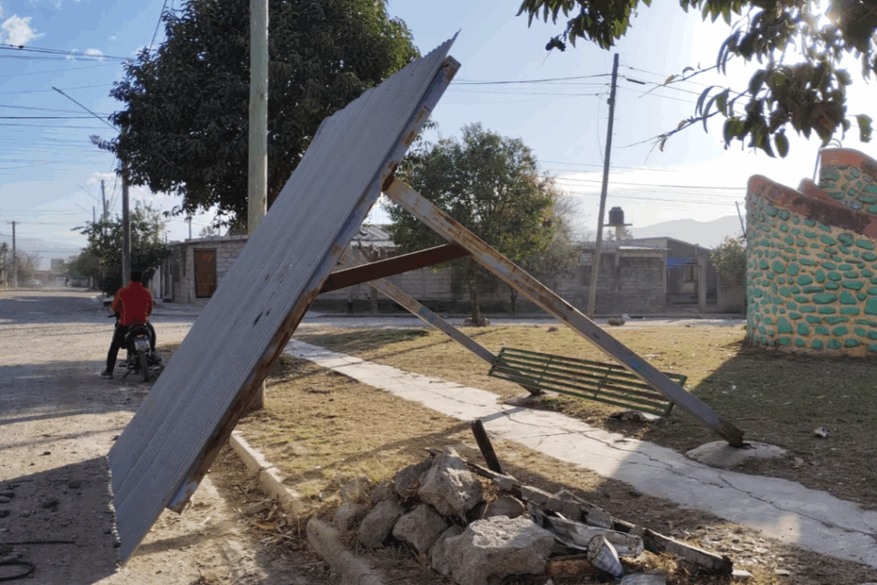 Por el viento zonda hubo voladuras de techos, caída de postes y árboles 