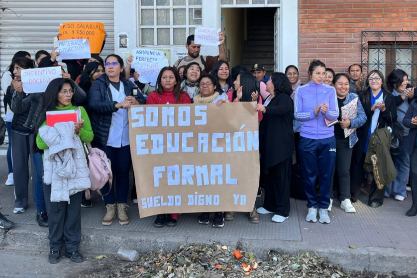 Adeudan los sueldos de los Docentes de Educación No Formal