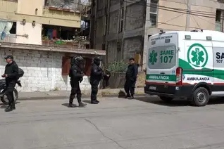 Un delincuente le quebró un hueso a una mujer policía