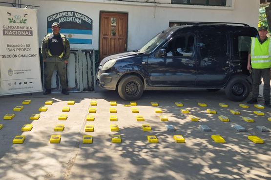 Incautaron 61 kilos de cocaína ocultos en una camioneta