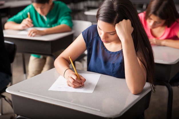 Solo 10 de cada 100 estudiantes terminan la secundaria