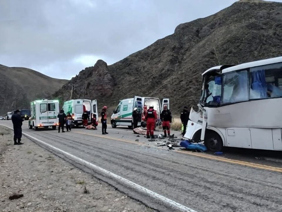 Accidente fatal entre un camión y un colectivo 
