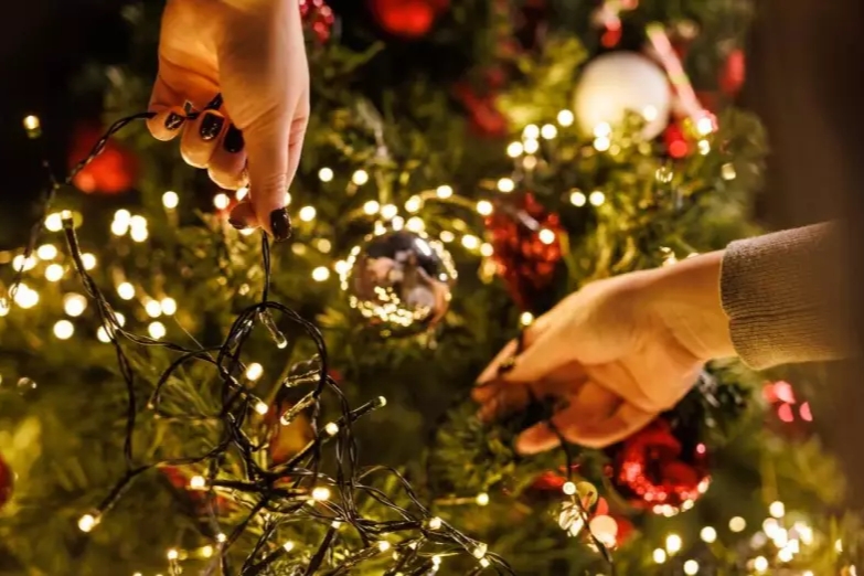 Qué elementos no pueden faltar en el árbol de Navidad 