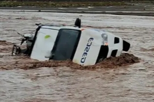 Por la crecida del río una camioneta de EJESA fue arrastrada