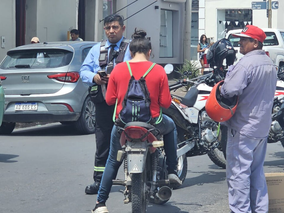 Demoraron a 15 motociclistas por no usar casco 