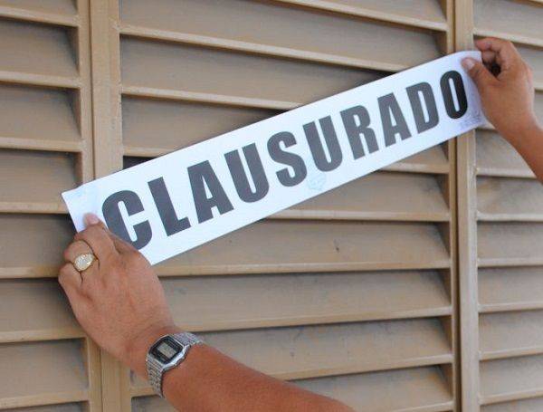 Clausuran un local de viviendas prefabricadas 