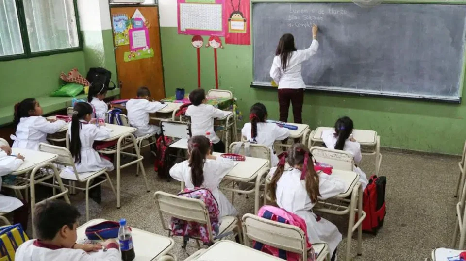 Docentes piden un 20% de aumento para comenzar las clases 