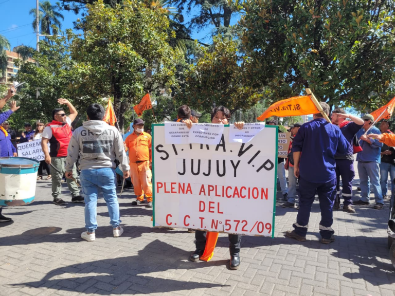 Trabajadores de Vialidad marcharon exigiendo mejoras salariales 