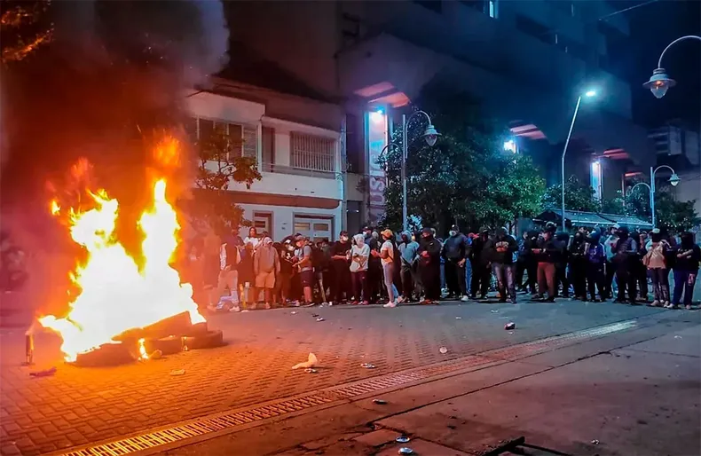 Un policía fue detenido por las protestas en Casa de Gobierno 