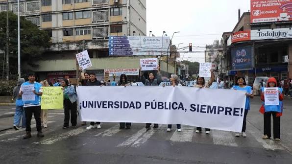 Docentes realizarán un cartelazo en defensa de la educación