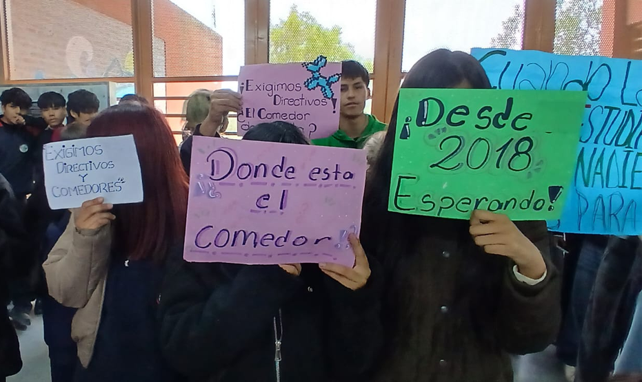 Estudiantes tomaron el Colegio Secundario de Artes N°42 