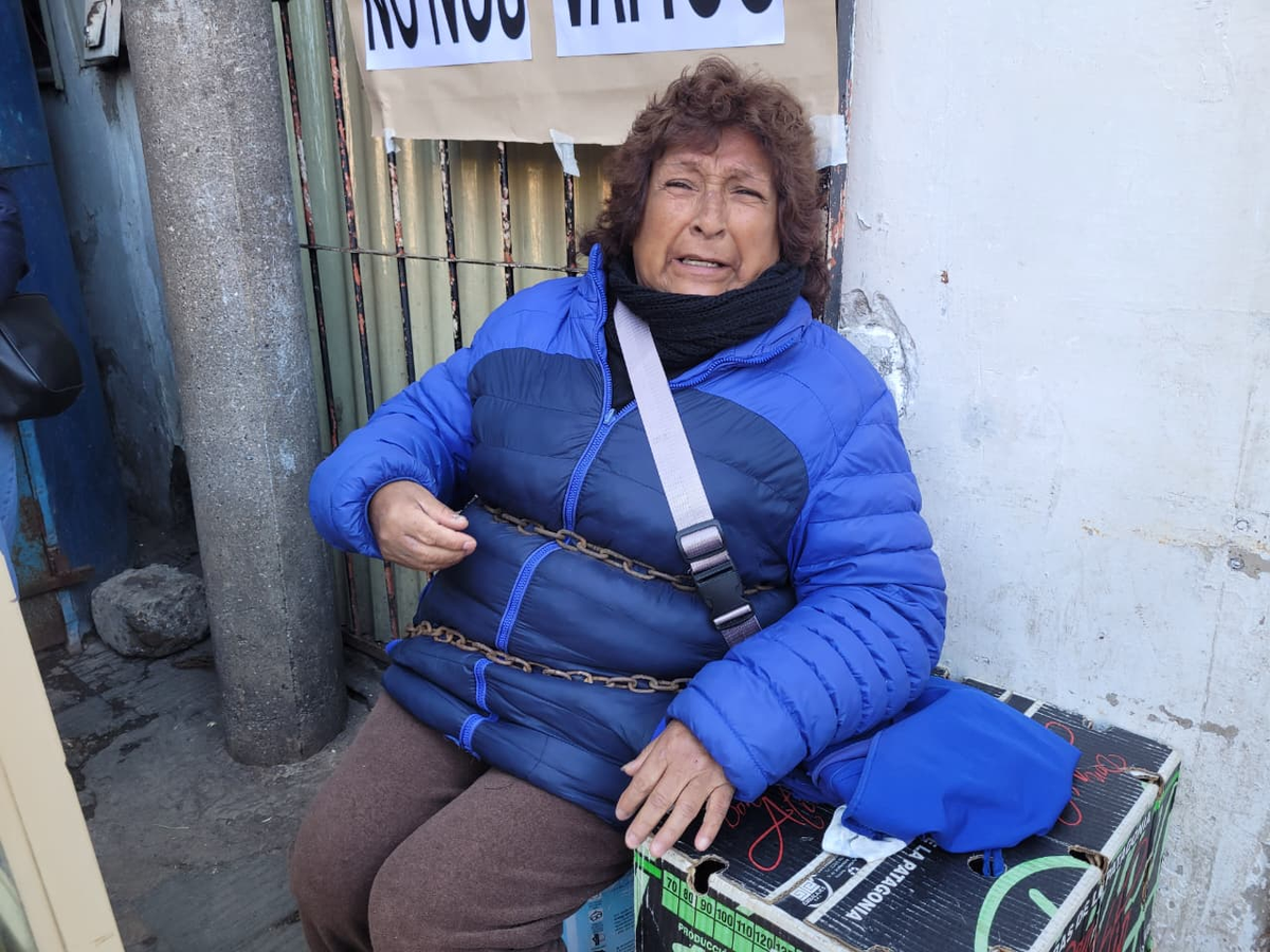 Una vendedora ambulante se encadenó para no ser desalojada 