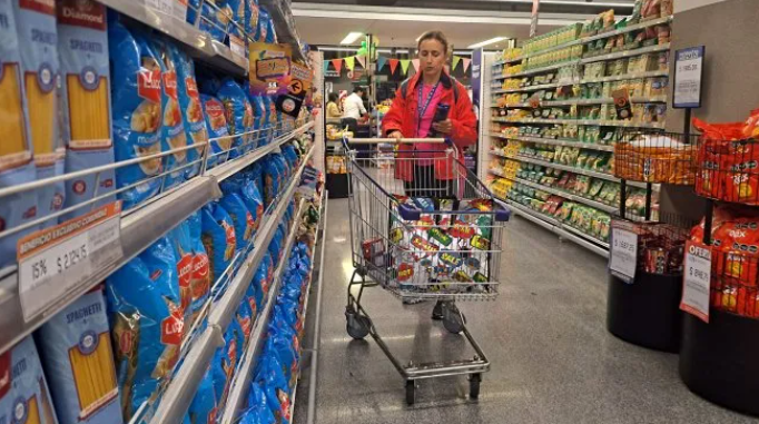La confianza de los consumidores cayó casi 4,78% 