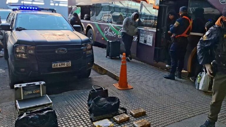 Detuvieron un colectivo que salió de Jujuy con 22 kilos de cocaína 