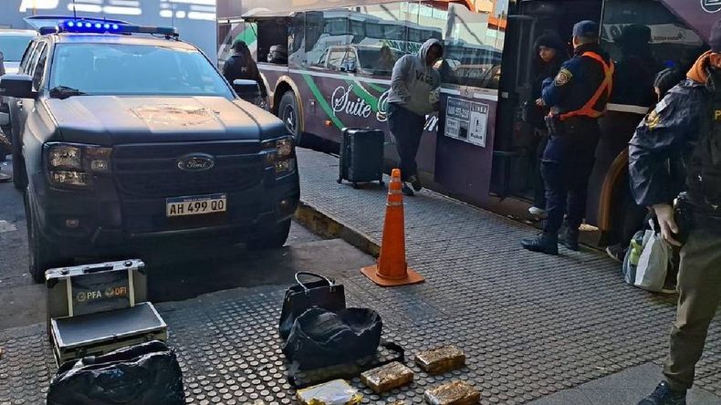 Detuvieron un colectivo que salió de Jujuy con 22 kilos de cocaína 