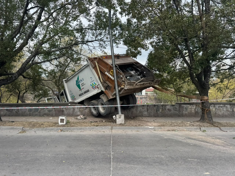 Un camión de LIMSA quedó colgado sobre el paredón del Xibi Xibi