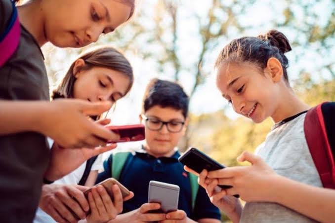 Consejos para acompañar a niños en el mundo digital