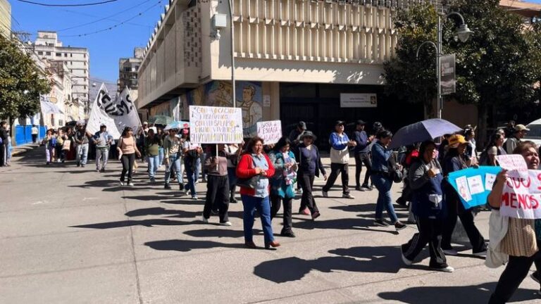Docentes marcharon en reclamo a mejoras salariales 