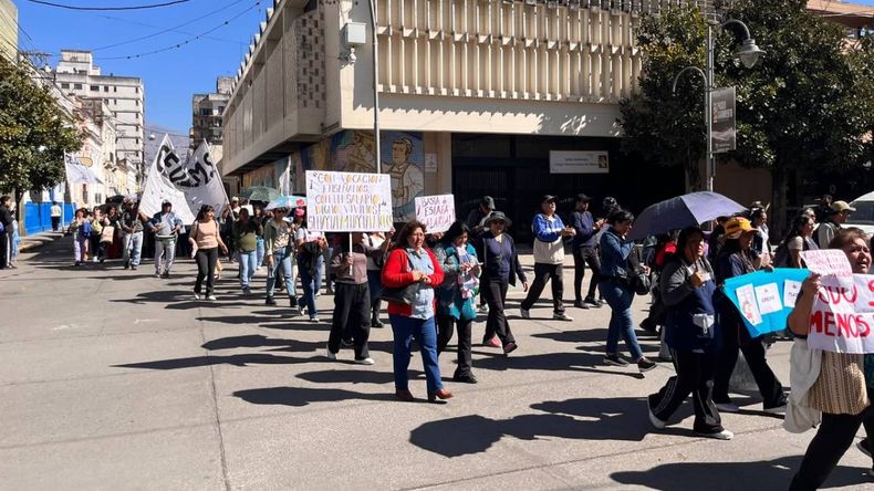 Docentes marcharon en reclamo a mejoras salariales 