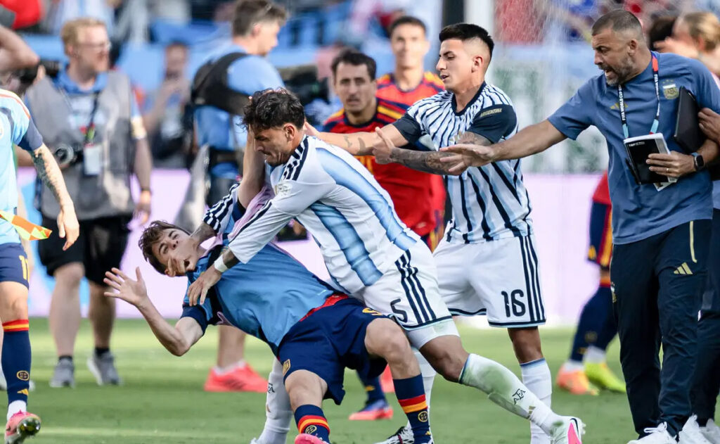 La FIFA le impuso una fuerte sanción a Paredes y Molina 
