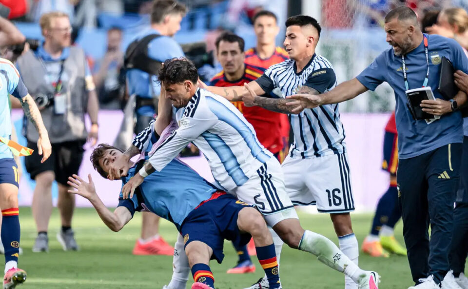 La FIFA le impuso una fuerte sanción a Paredes y Molina 