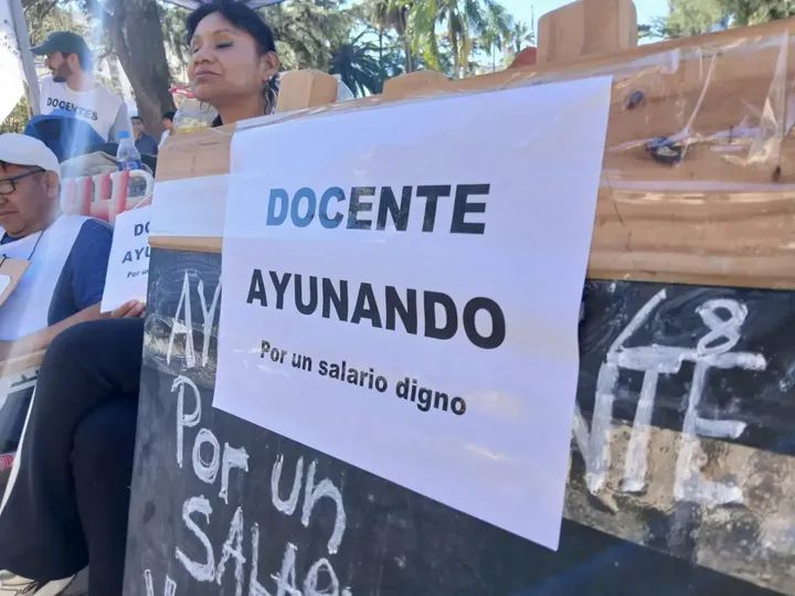 Docentes cumplen su tercer día de ayuno 