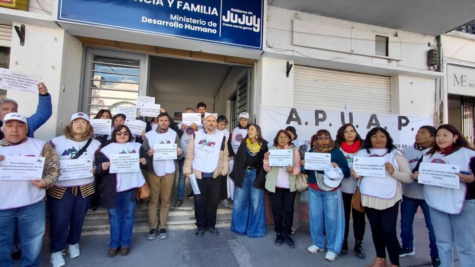 Profesionales se manifestaron por incumplimientos salariales 