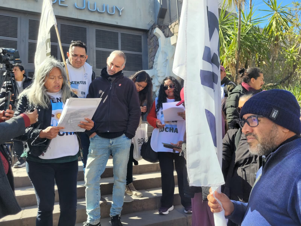 Solicitan una investigación por títulos docentes