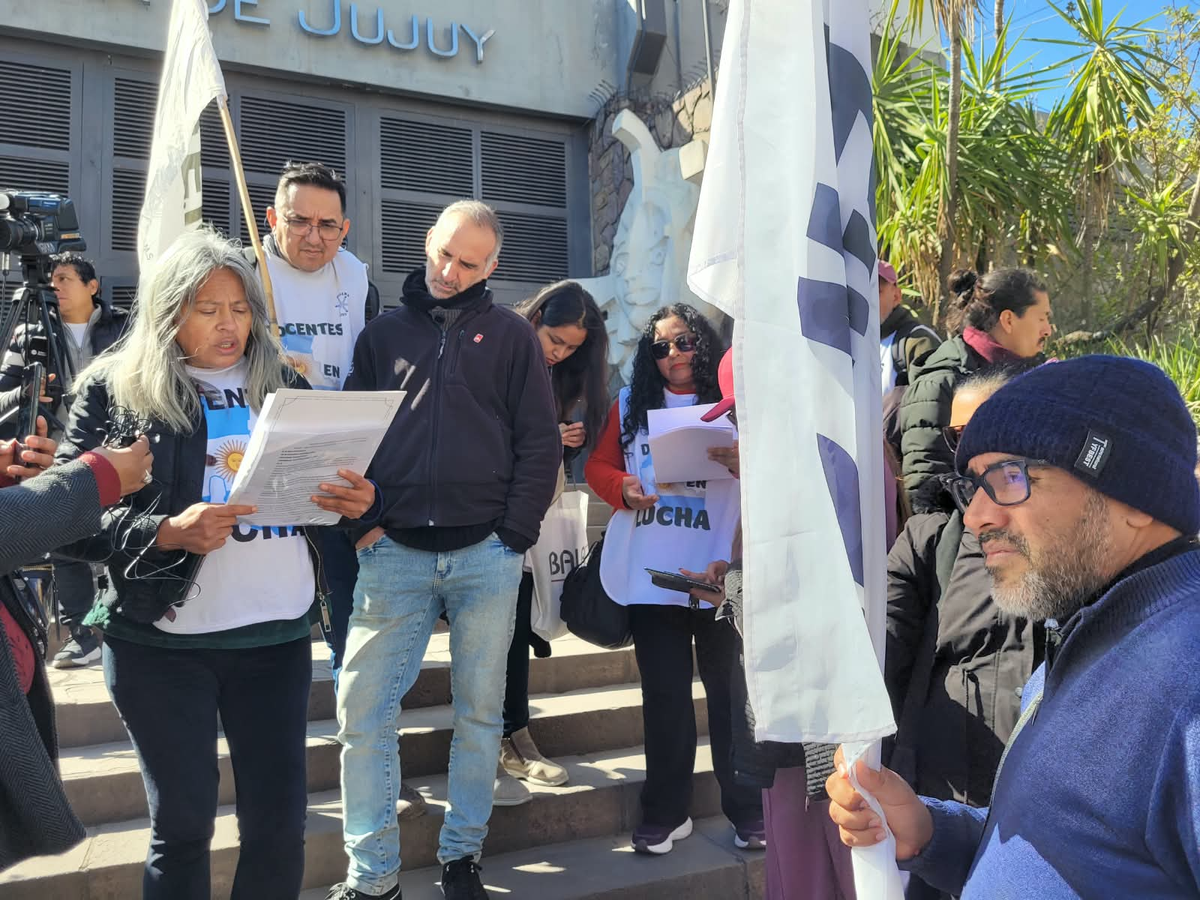 Solicitan una investigación por títulos docentes