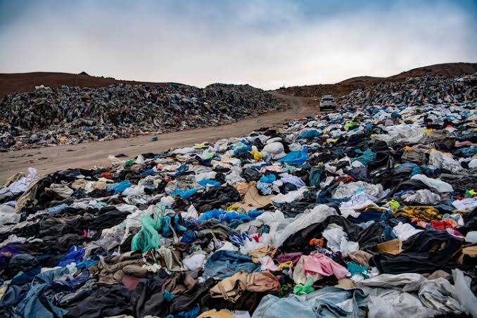 Encontraron una montaña de 60.000 toneladas de ropa