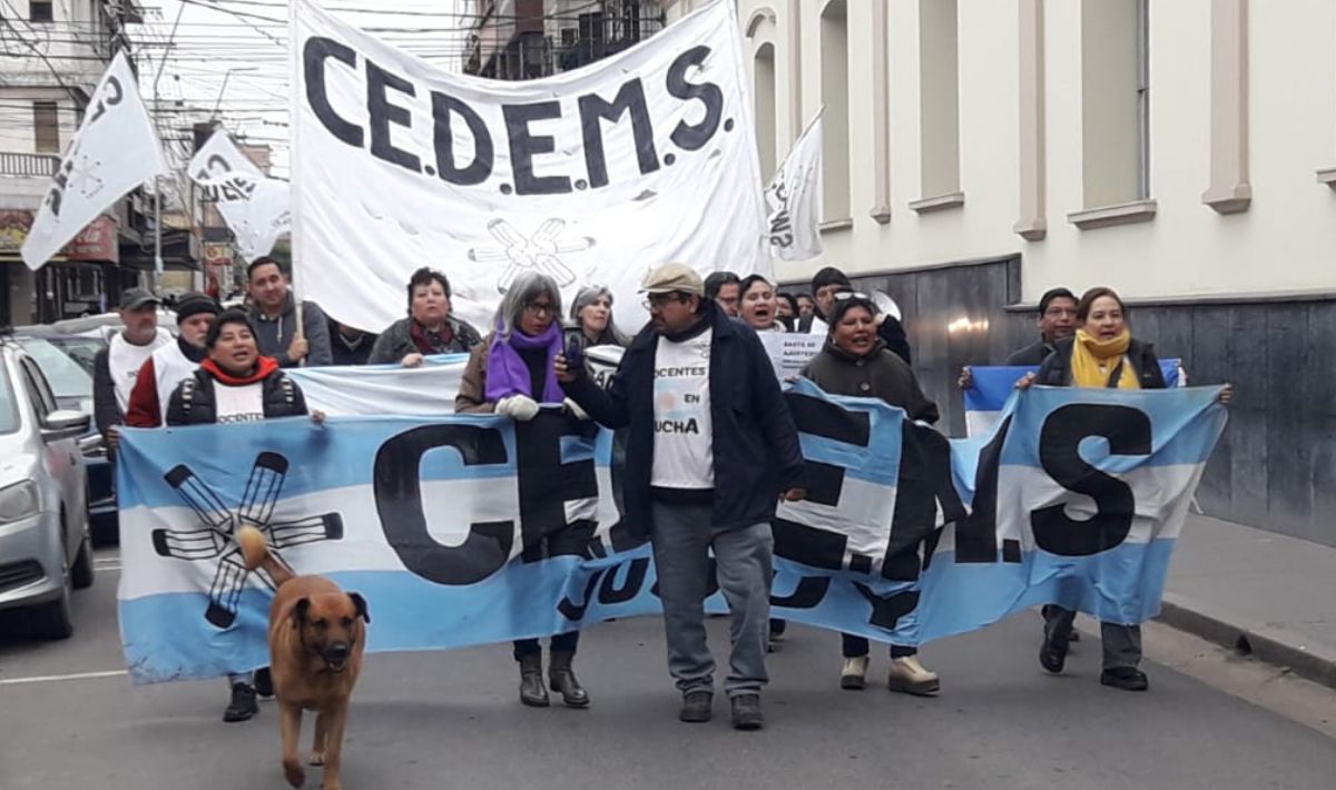 Docentes denuncian descuentos de hasta $700.000 