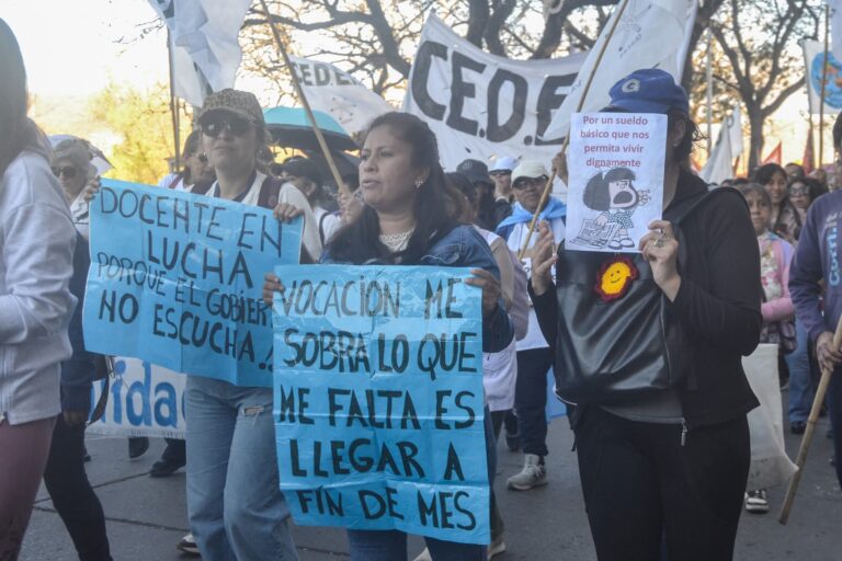 Docentes repudian los descuentos de sueldos 