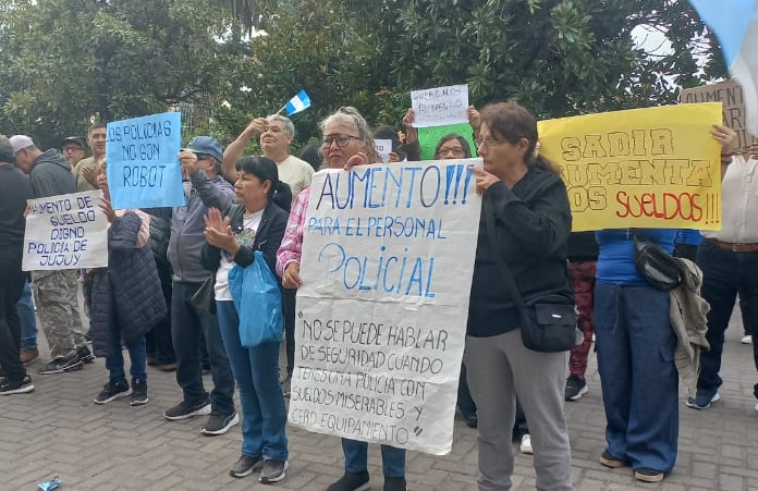 Policías retirados reclaman un aumento salarial 