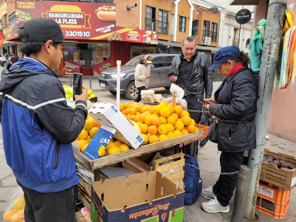 Una vendedora ambulante del centro se encadenó 