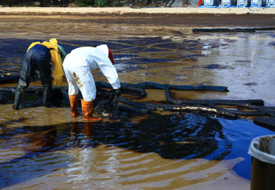 Crearon barreras flotantes para combatir derrames de hidrocarburos