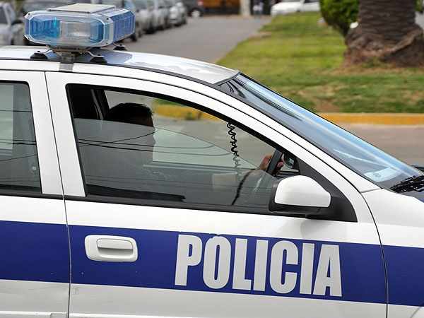 Detuvieron a una mujer por prender fuego a un joven